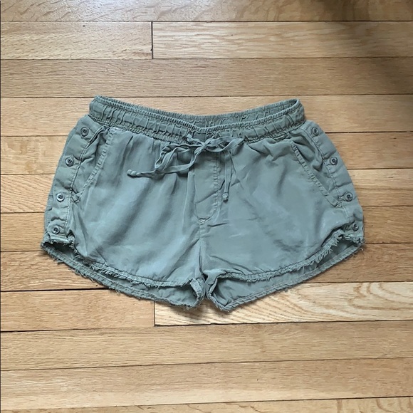 Bella Dahl Pants - Sage button side shorts